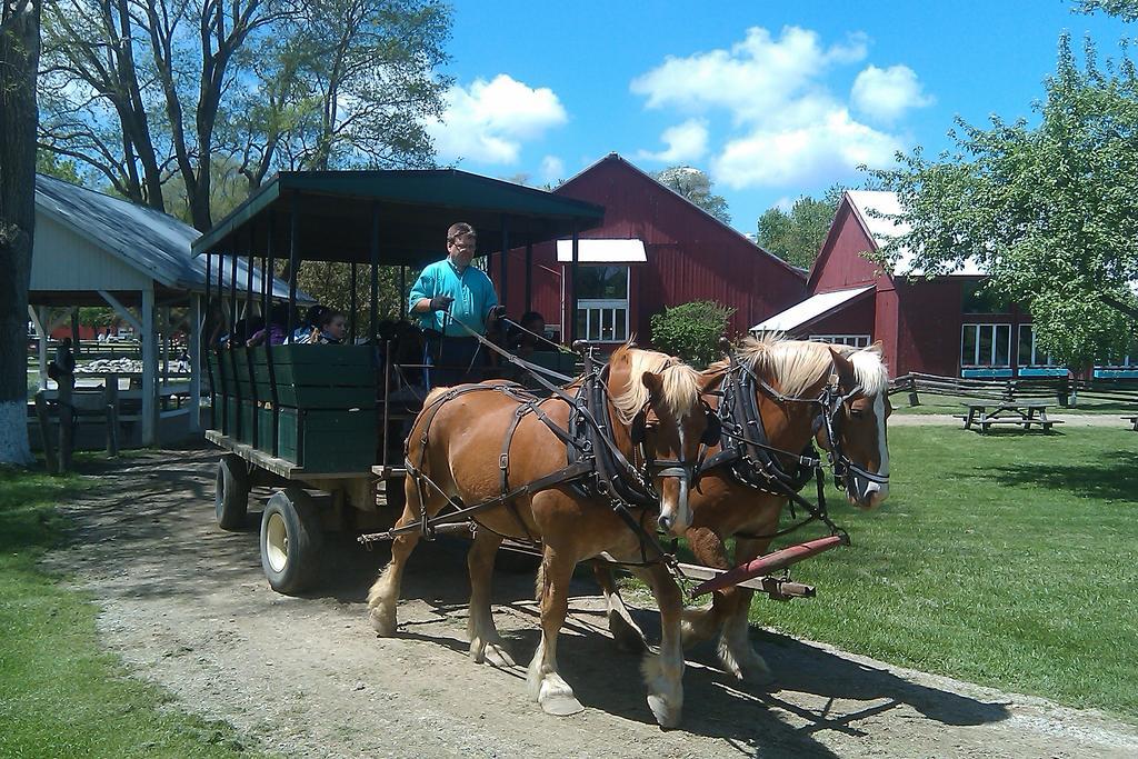 Amish Inn Nappanee Exterior photo