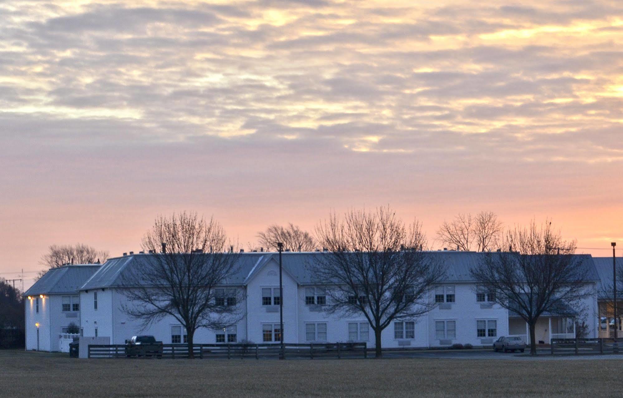 Amish Inn Nappanee Exterior photo